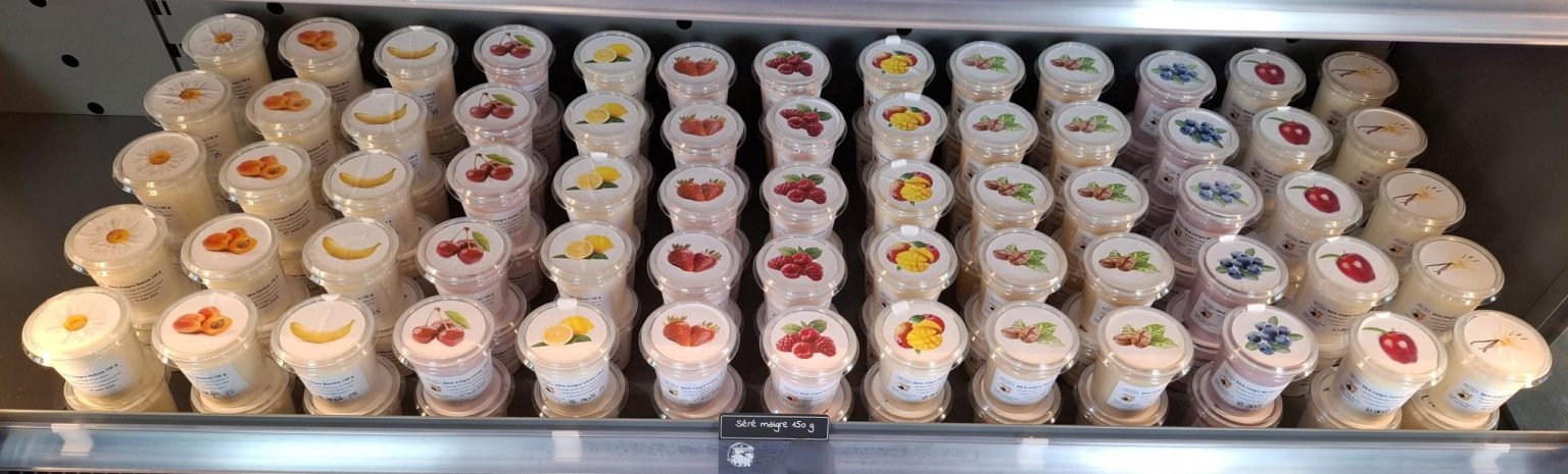 Tommes fraîches et spécialités proposées au magasin de la fromagerie