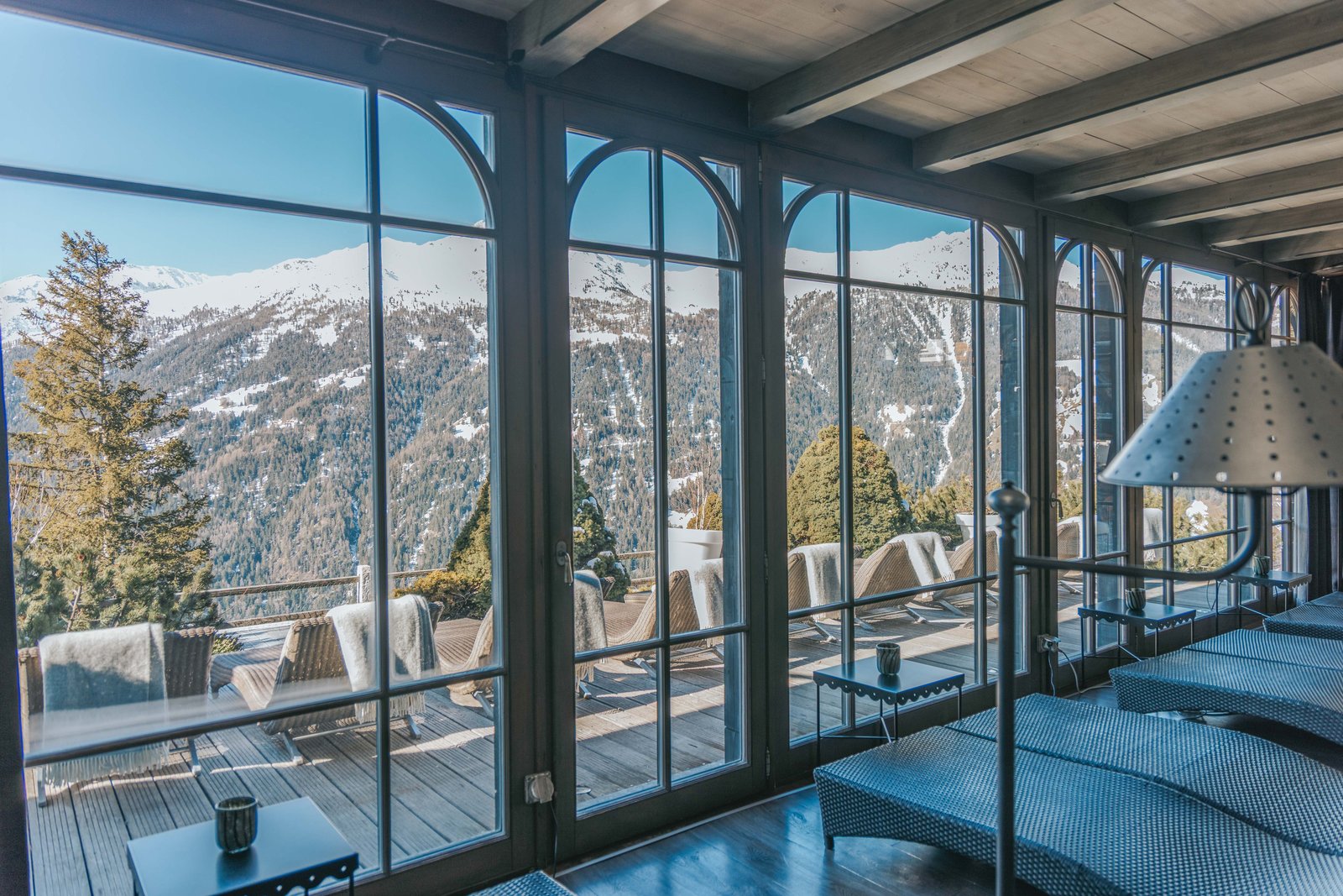 La piscine du spa d'altitude L'Ô des Cimes face aux montagnes