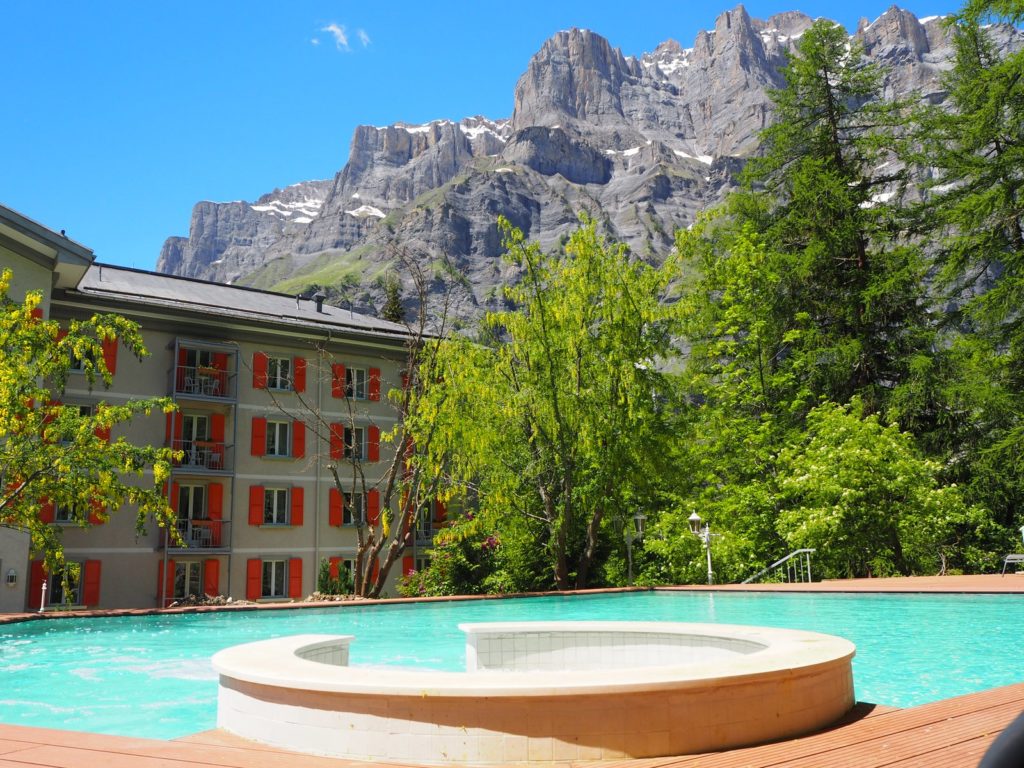 Piscine thermale extérieure des Sources des Alpes en été, à Loèche-les-Bains