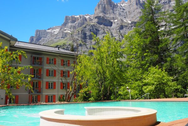 Piscine thermale extérieure des Sources des Alpes en été, à Loèche-les-Bains